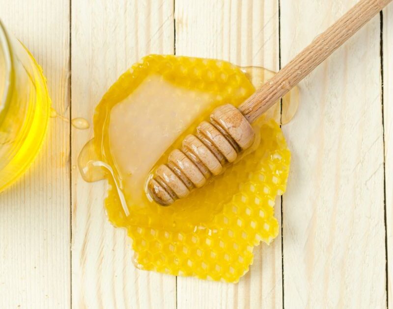 pezzetto di miele con sopra spargimiele