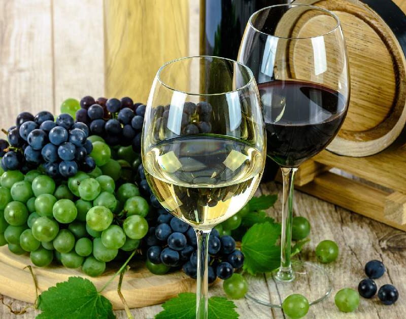 vino bianco e rosso benefici